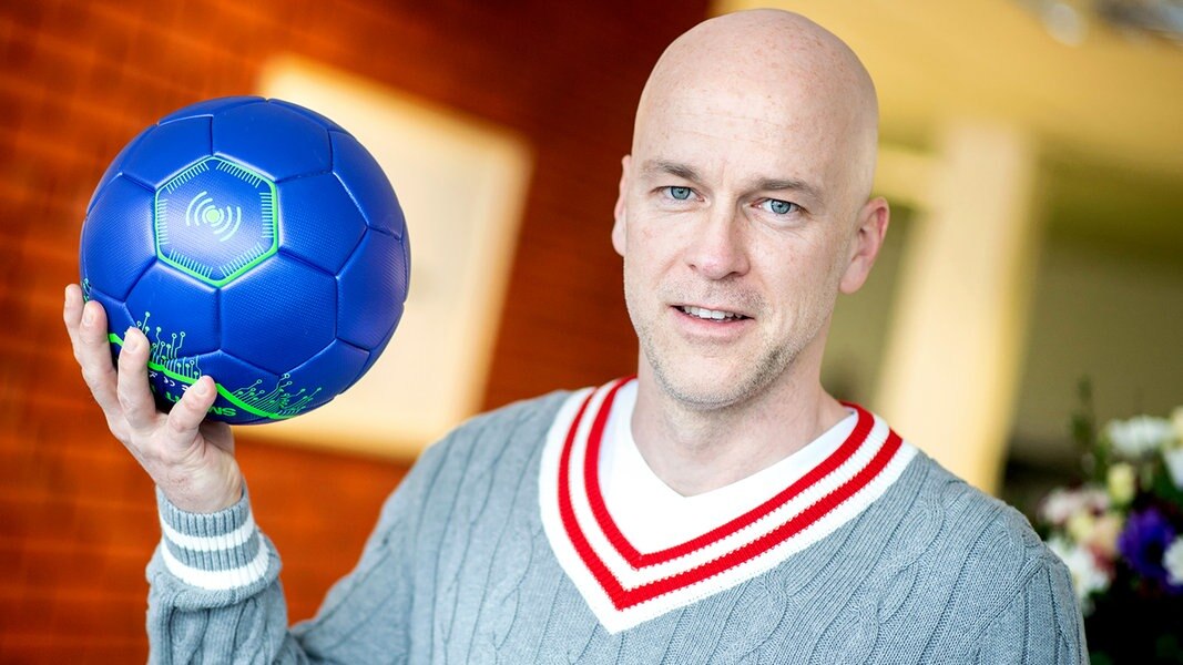 Ex-Nationalspieler Fabian Ernst hält einen smarten Fußball in der Hand